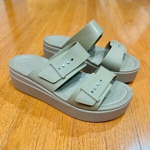 Crocs Brooklyn Buckle Sandals Women’s 10 Tan Comfort Low Wedges Platform